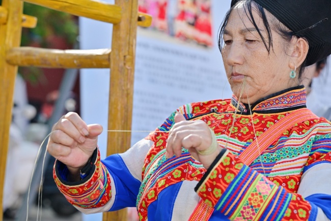 赋能山间非遗 织就巾帼力量|“寻找非遗传承人·山间的火草织”项目正式启动